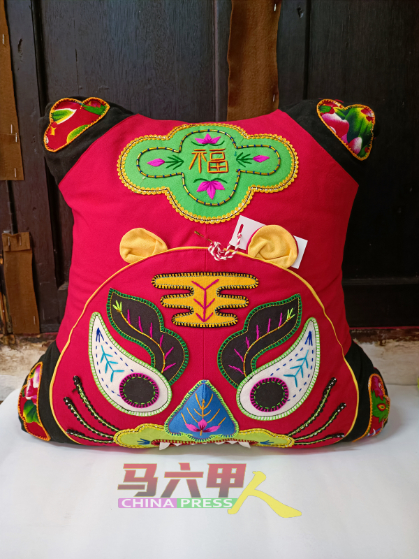 中国纯手工的传统民间老虎枕头。