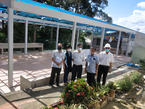 育贤多位董事巡视食堂工程进展。左起是罗伯庭、李依株、吴哲全、钟谭安及赖清洪。