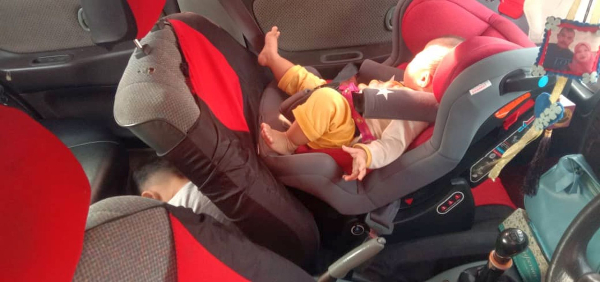 被困锁在车内的两名孩童，最终由消拯员救出。（图消拯局提供）