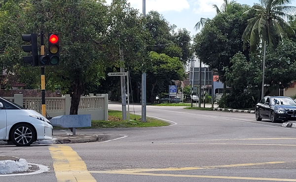 位于路口两天前被转至移位的红绿灯，周六已移回原本的方向。