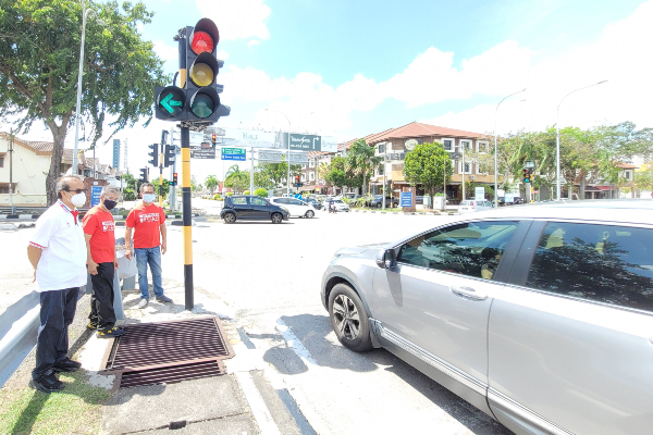 红绿灯太靠近路口，重型车辆左转时一时不察就会撞到红绿灯移位。