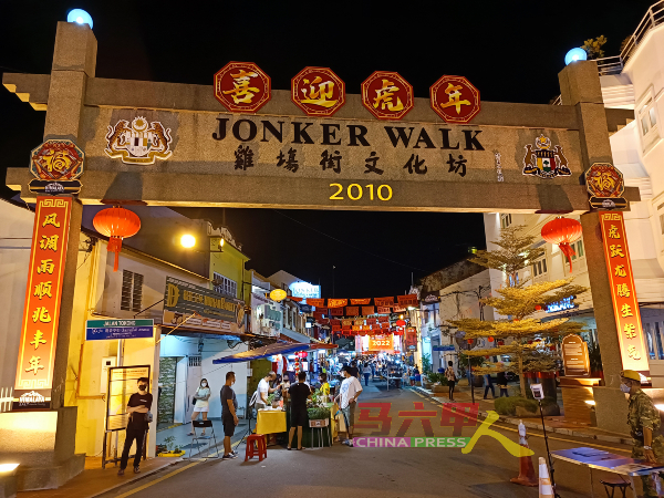 鸡场街文化坊牌楼上方与左右两旁柱子，挂有春节祝福语。