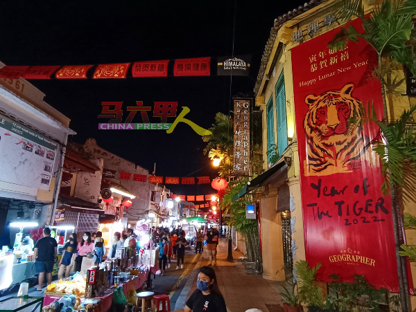 鸡场街一些餐厅也配合壬寅虎年的到来，张挂与虎有关的布置，带动老街春节气氛。