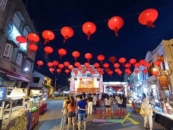 鸡场街文化坊舞台前挂上无数大红灯笼，新年气氛浓厚。