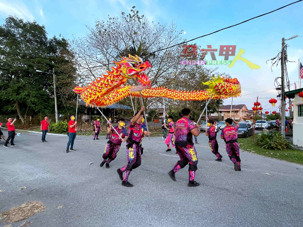 舞龙在新村各处挥舞，象征为新村除霉运迎接新一年的到来。