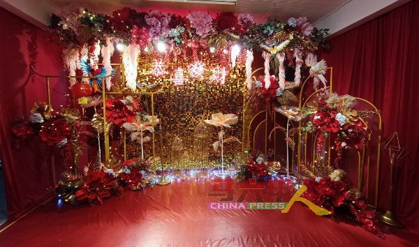 ■黄尊泰以高雅的金红色布置“花开富贵庆新年”，让民众拍摄全家福、团聚等照片，纪念不一样的新年。