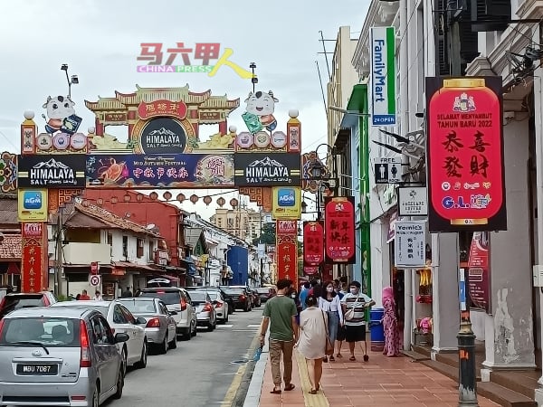 鸡场街电灯柱已陆续挂上新年贺语条幅，再过不久鸡场街舞台旁的牌楼也将进行新春修饰。