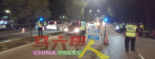 甲陆路交通局配合华人新年，在赛阿都阿兹斯沿海大桥设路障，检查往来的交通工具。