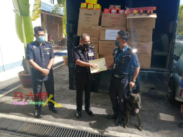 阿都马吉（中）颁发奖状给警犬组警员肯尼迪，并赞扬德国牧羊犬Spunth破案。左是克里斯多夫。