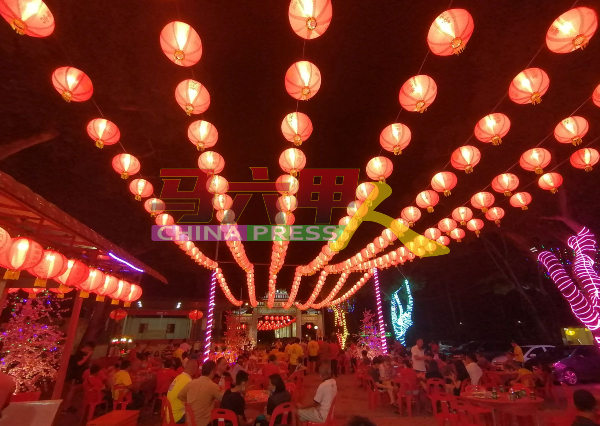 清华宫以千粒大红灯笼，迎接虎年，将这座超过百年历史的古庙打造为每逢农历新年游客必游之地。