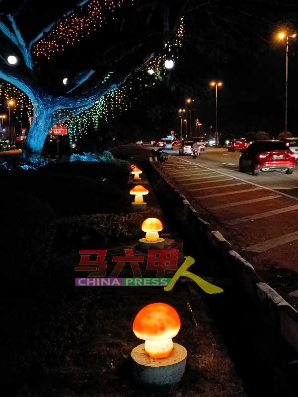 马六甲仙特拉人行天桥十字路口附近的交通岛，添加许多蘑菇灯饰，让人颇感新奇。