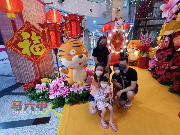一些华裔家庭也到“烁”购物廊的春节布景拍照打卡，感受浓郁的春节气氛。
