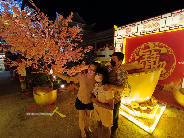 赖亿昌一家人特地从甲市区开车近一小时，到士兰道青龙宫欣赏花灯展。