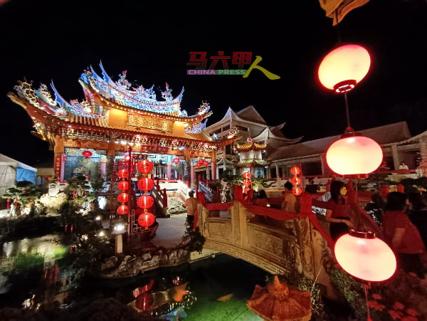 士兰道青龙宫是野新地区年景布置最亮眼的神庙之一。