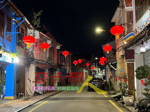 红彤彤及新年气息浓厚的豆腐街，成了本地市民及游客的打卡景点。