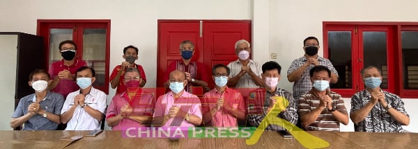 三多堂理事欢迎善男信女到该庙拈香膜拜及借财，坐者左起为谢观松、麦志坚、黄守群、陈展鹏、刘志俍、苏亚龙、黄富隆及陈锡安；站者左起为黄大纹、廖盛强、邓添、李金龙及邓永森。