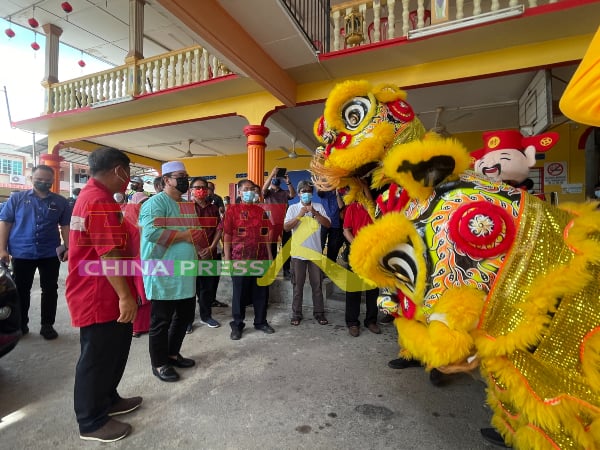 马来西亚高峰龙狮体育会以双狮迎接嘉宾们的到来。