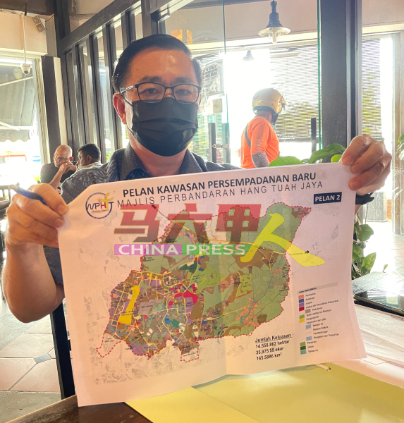 张坤财向媒体展示汉都亚再也市议会辖区地图。