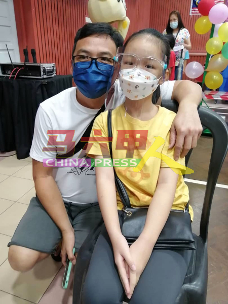 赵修民带着10岁的女儿赵恩仪，登门接种儿童疫苗。