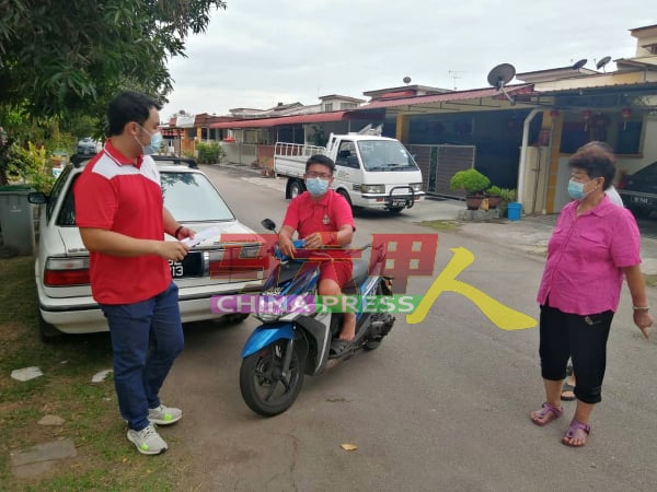 居民向郭子毅（左）反映，要求建设路拱。