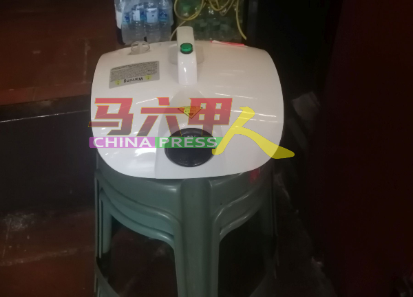 青云亭大殿有2台自动消毒机，每小时进行消毒工作。