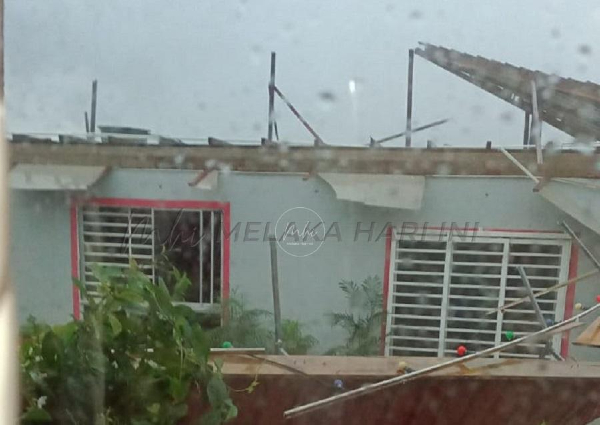 甘榜达纳美拉其中一间灾户，屋顶在暴风雨中整个掀开。