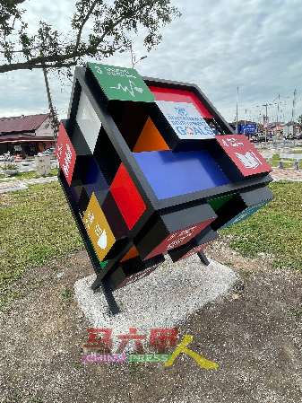 当局在马来短剑广场竖立“可持续发展目标计划（SDG）”立方体，以传达该项目信息及目标。