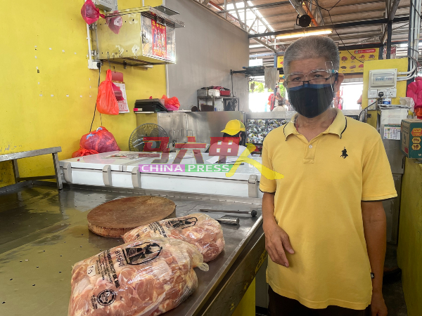 郭玉桂一大早到峇章巴刹开档，却面对没有肉鸡卖的问题，令他深感无奈。