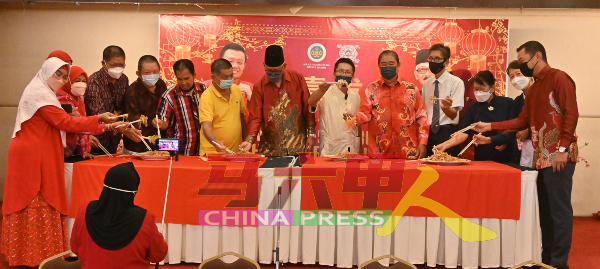 李荣双(右5起)、阿当王、末拉威、沙霖刘等,上台齐捞生。
