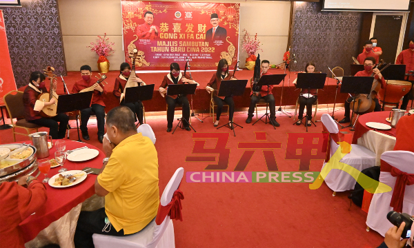 大会邀请马六甲潮州会馆音乐社华乐团演奏华乐,现场一片喜气洋洋。