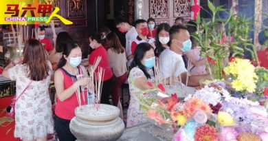 大年初一拜拜   保平安 古城老街神庙现人潮