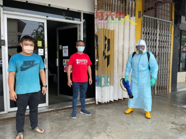 行动党甲市区国会消毒特工队为马六甲《中国报》办事处，展开消毒防疫工作，左起朱智威、刘志俍及陈文祥。