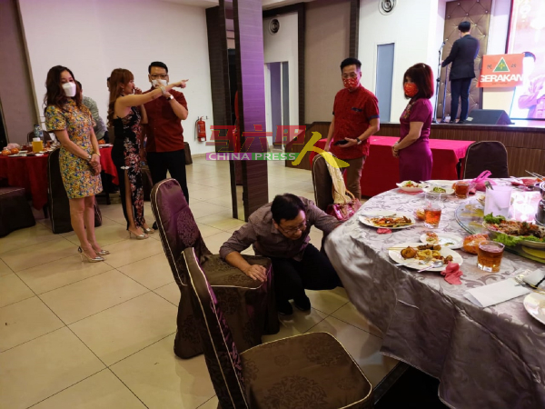 刘华才手机被人误取，导致他在宴会上四处寻找手机下落。