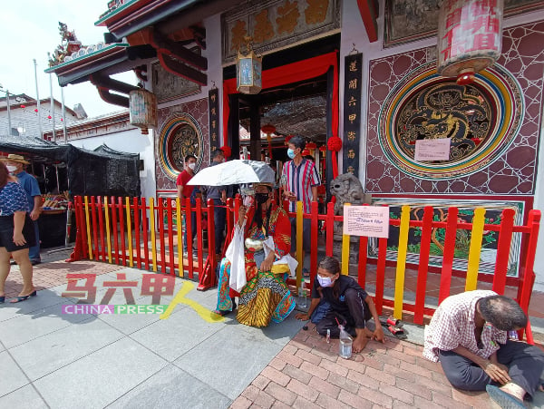 农历新年期间，彩券售票员一身财神爷打扮，冀望能让购买者获得财神爷的眷顾，虎年大发横财。