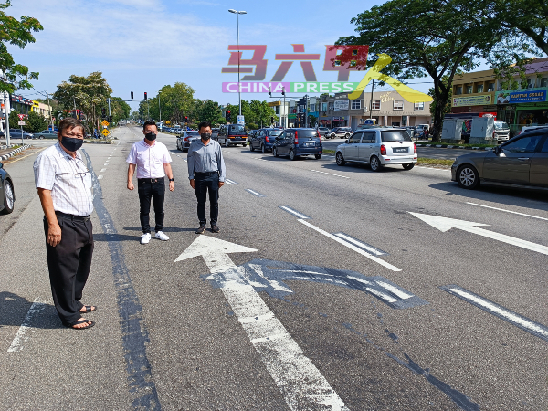 林千宏（右起）、蔡求伟及戴佛淞了解AMJ大道，出现双重交通指示线问题。