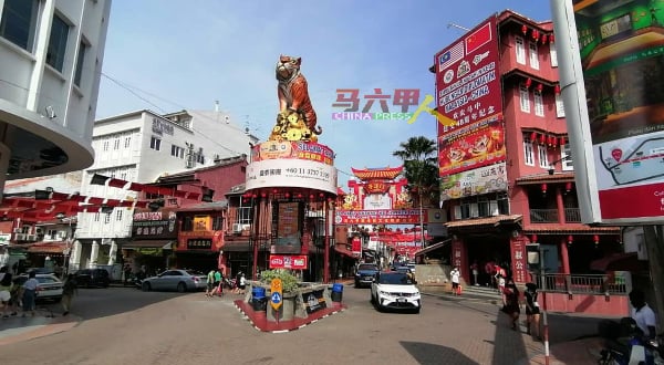 ■白天到鸡场街的游客人数，是晚上到访鸡场街夜市的一倍。