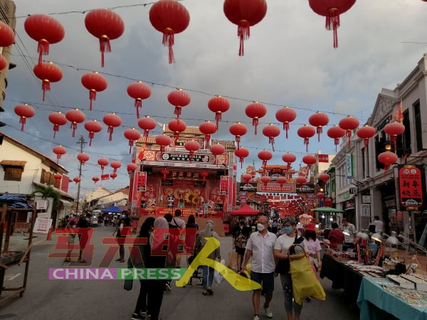 红彤彤的鸡场街，新年气氛浓厚，是许多游客及市民在新年期间必造访及打卡的地点之一。