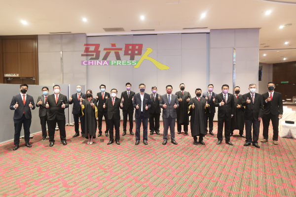 16名新上任的马华市议员，与林万锋（前排右4起）及马华甲州联委会副主席兼甲州首长华人事务特别秘书杨焕源。