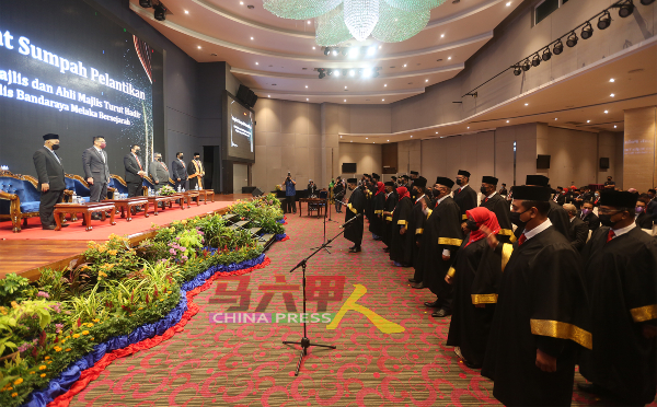 马六甲4地方政府市议员及列席市议员宣誓就职。