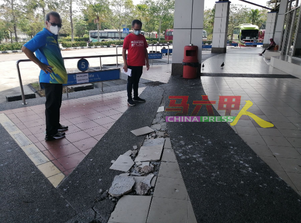 ■短途巴士的地面下陷，砖块破裂，影响的范围越来越大，刘志俍（右起）及李祥生实地了解情况。
