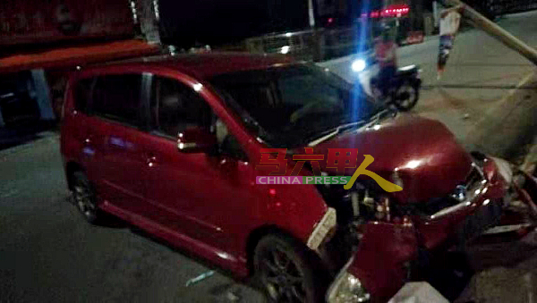 肇祸轿车疑似第二国产车迈薇，在事发后司机已驾车逃离现场。