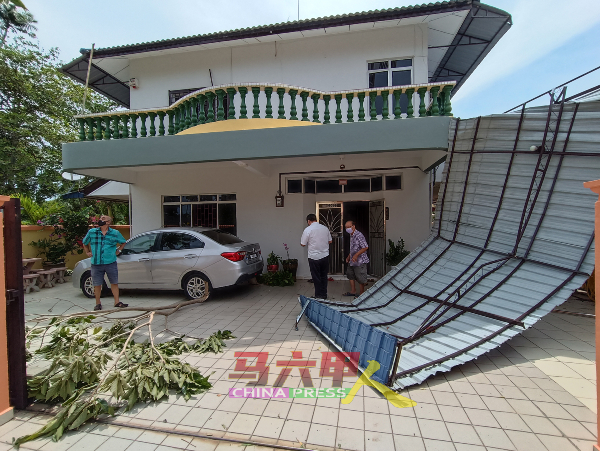 位于武吉支那的黄树党住家，60年来首次遭狂风暴雨袭击，凉蓬掉落，树枝也断落在车房。