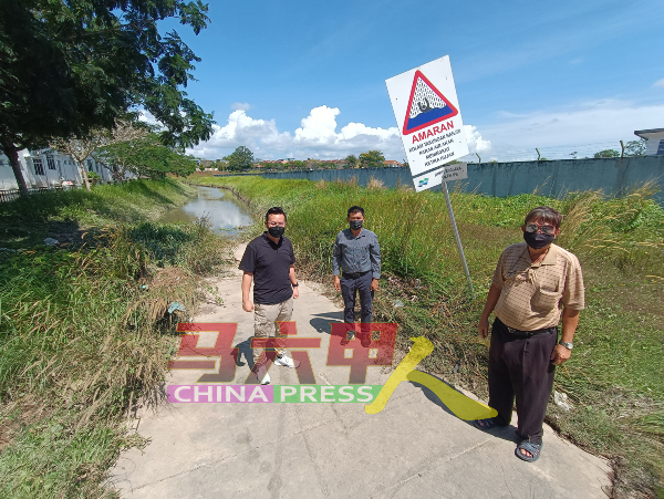 蔡求伟（左起）、林千宏及戴佛淞巡视引发突发水灾的防洪池。