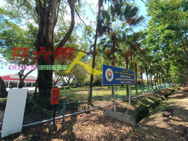 武吉南眉工业区马六甲历史城市政厅小贩中心围上篱笆，加强保安。