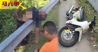 骑摩哆失控撞护栏 青年被抛起  卡护栏身亡