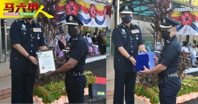 2警拒绝受贿  获反贪会褒扬