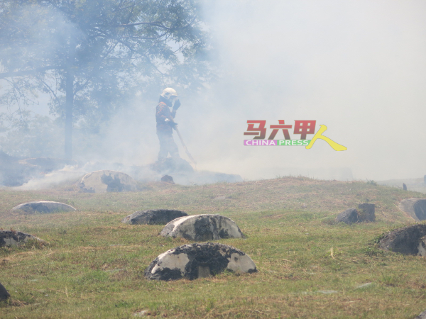 ■消拯员被浓烟包围，在三宝山上扑灭火势。