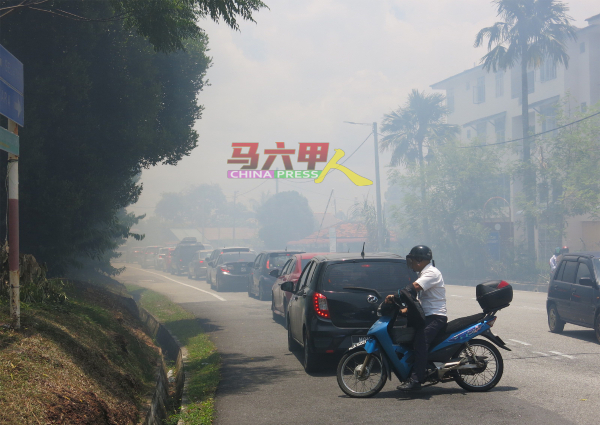 ■林火所冒出的浓烟吹至附近，以致公路使用者的视线被浓烟遮住。