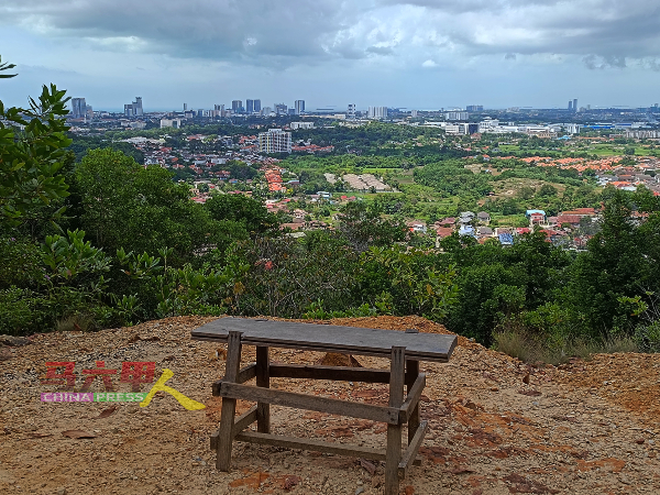 登顶前，不妨在半山观景台坐下休息，欣赏美丽的马六甲风景。