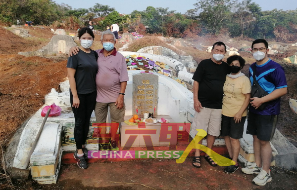 因为疫情，在美国和澳洲的家人无法回来，今年只有黄俊华（右3）和在马六甲的家庭成员参与扫墓。